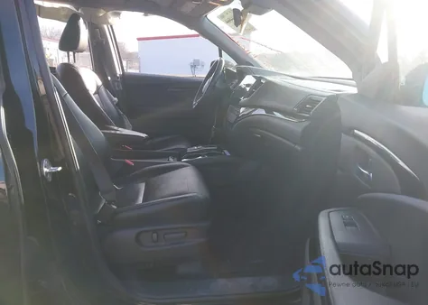 2019 Honda Pilot Touring z USA, uszkodzony, nr VIN 5FNYF6H66KB024174